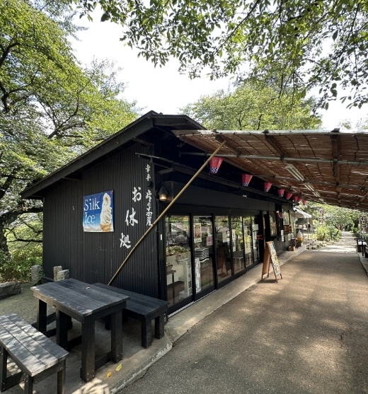 木陰のお店の外観と休憩席