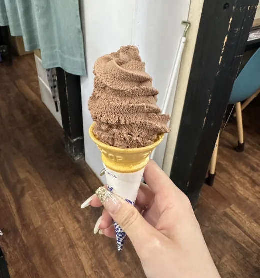 チョコソフトクリームを手に持つ