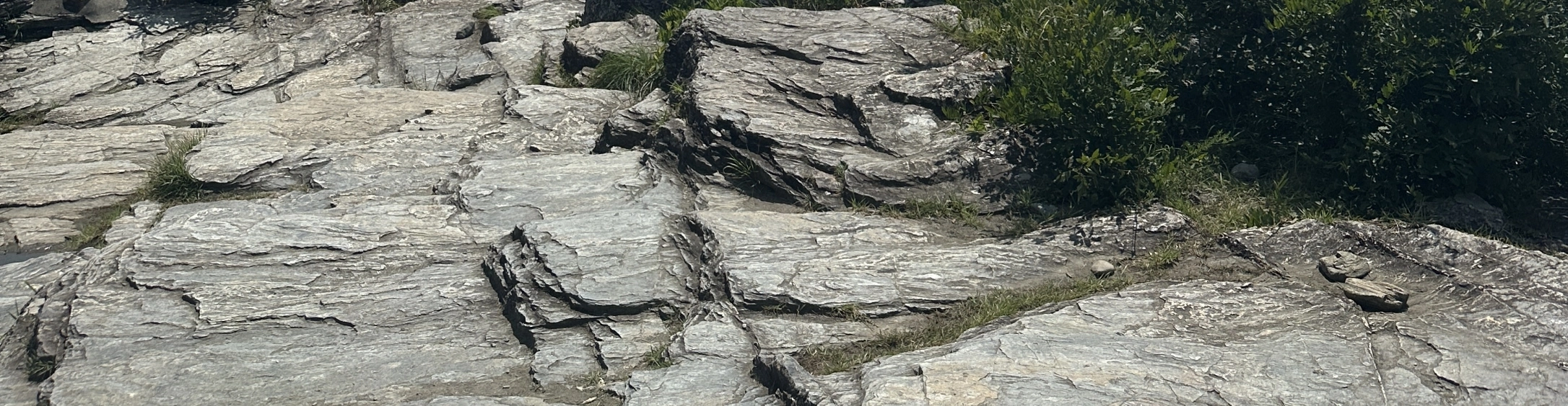 長瀞・岩畳の清流と岸壁（ヘッダー）