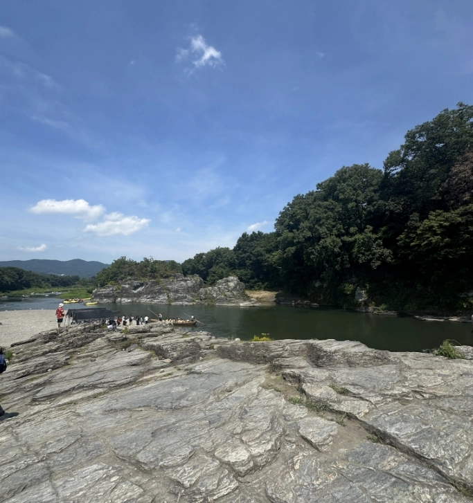 岩畳の高台から荒川と渓谷を見下ろすスポット