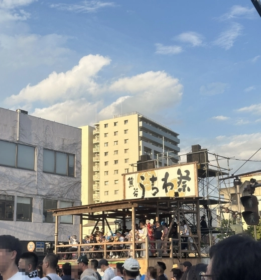 熊谷うちわ祭の観覧桟敷と看板