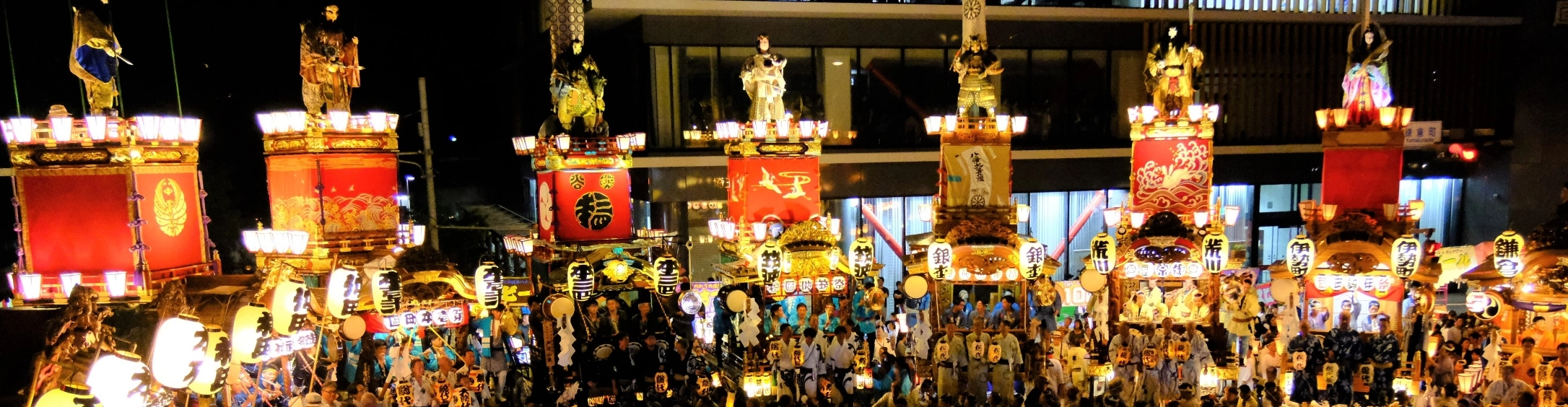 夜の熊谷うちわ祭、山車と提灯の行列（ヘッダー）
